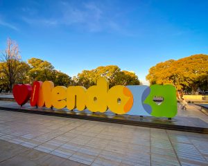 Letreiro escrito Mendoza em 4 cores