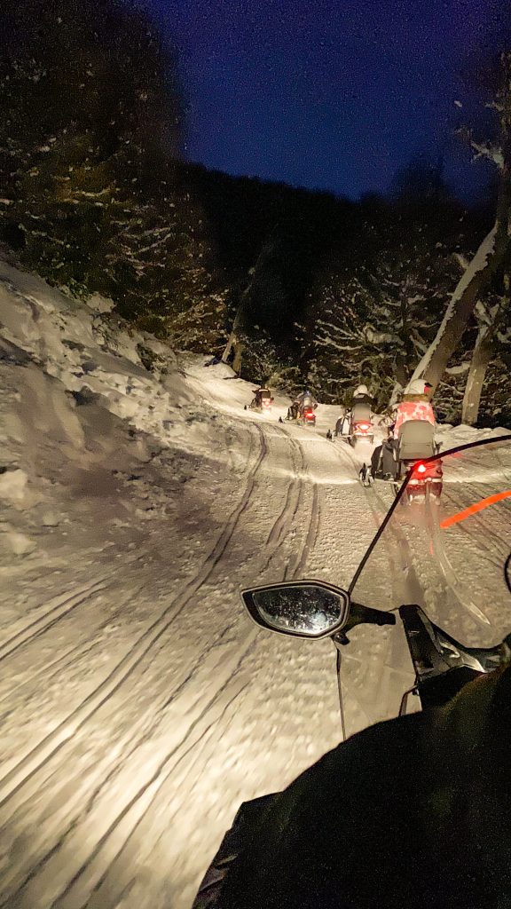 passeio noturno na neve com snowmobil