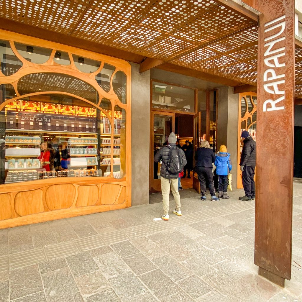 Interior de loja e placa da loja Rapa Nui