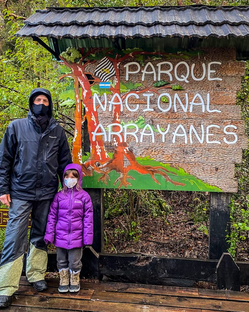 Pai e filha em frente a placa do Bosque