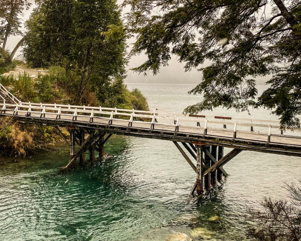 Ponte cruzando o bonito Rio Correntoso