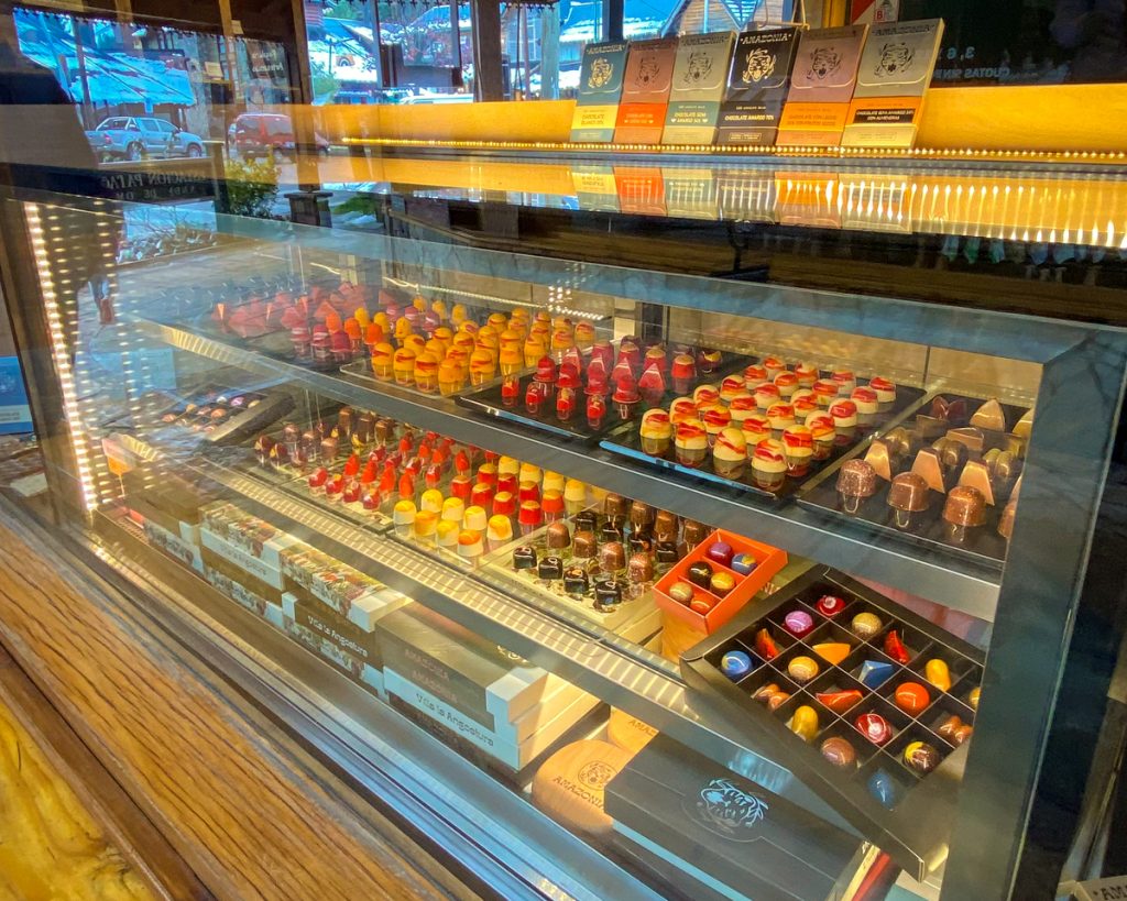 Balcão refrigerado com chocolates