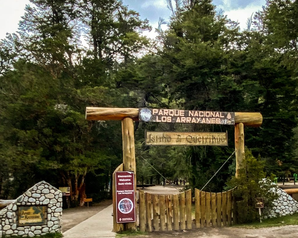 Entrada com portal para bosque