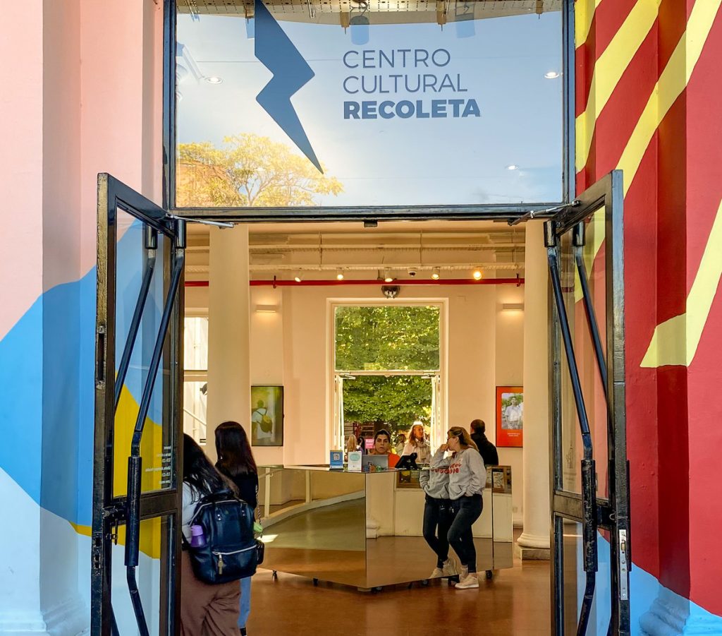 entrada de espaço de sala de centro cultural