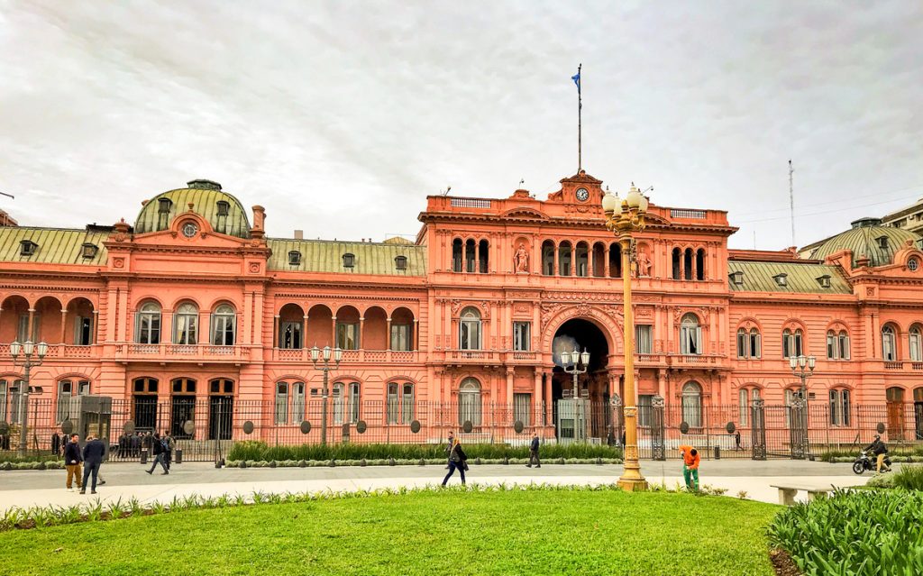 fachada da casa rosada em buenos aires