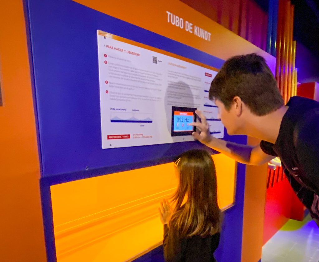 pai e filha vendo painel lúdico
