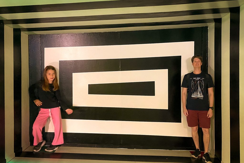pai e filha em frente a mural de museu
