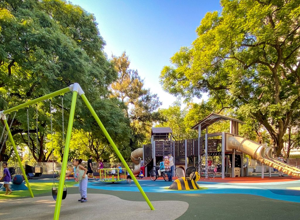 Playground infantil com piso emborrachado em praça