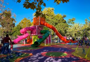 Playground infantil com piso emborrachado em praça