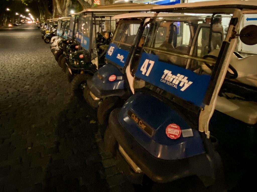 fila de carrinhos de golfe