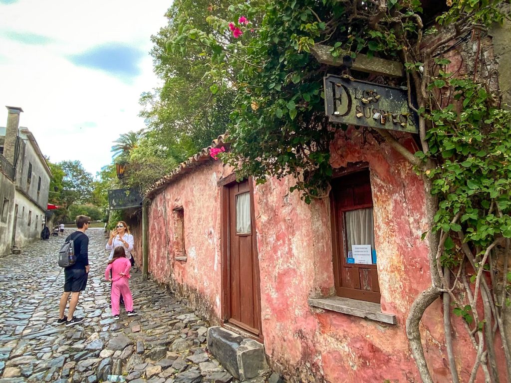 rua de pedras com casas históricas