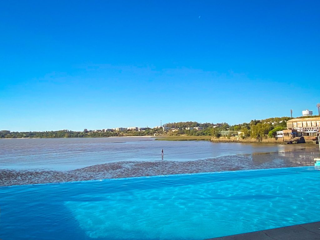 piscina em primeiro plano com rio ao fundo
