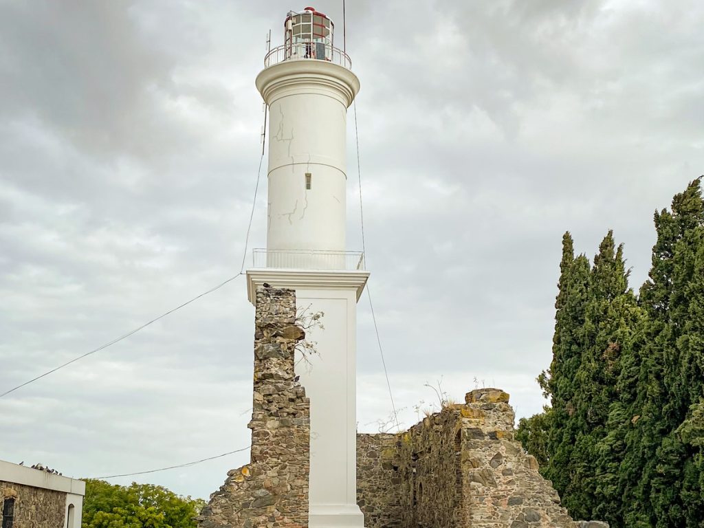 Farol histórico com ruinas ao redor
