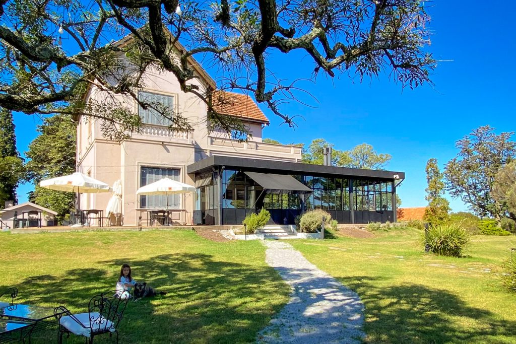 fachada de casarão com restaurante e gramado
