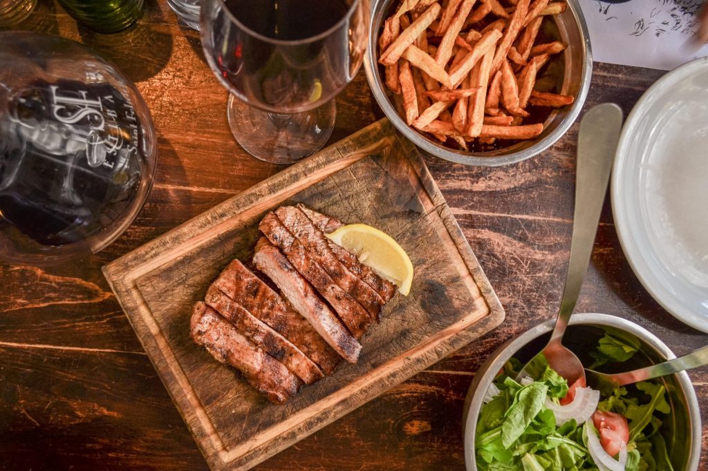 Mesa posta com batatas, carne e temperos