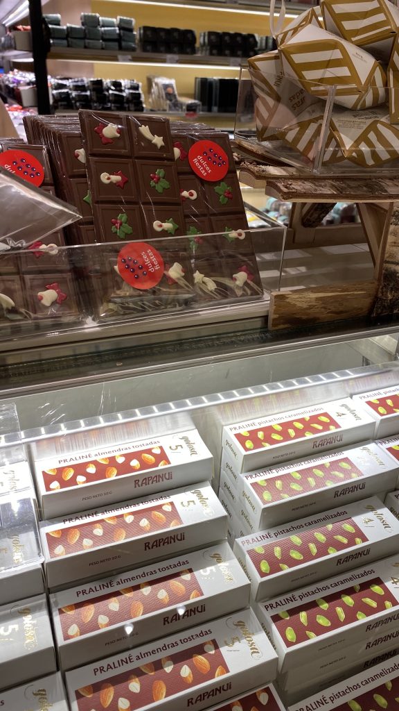 balcão de loja de chocolates com caixas e barras tema natal