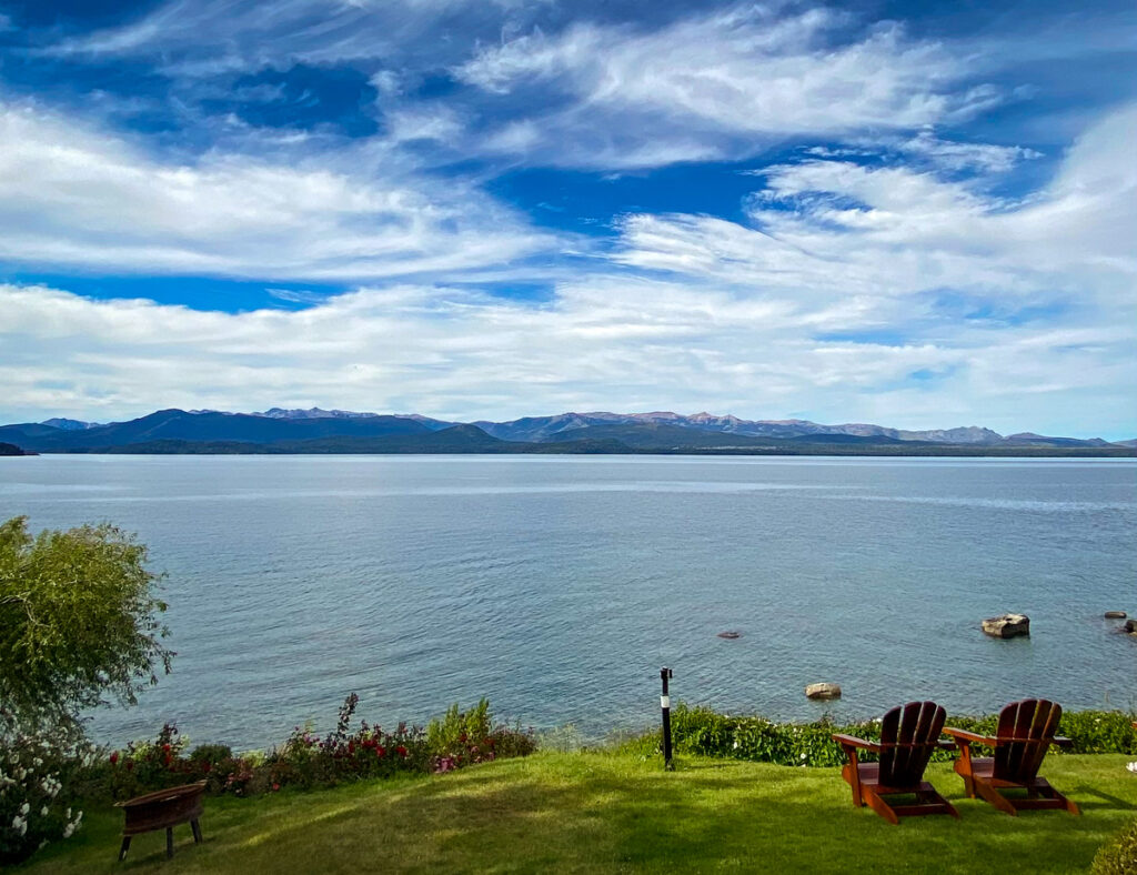 gramado com lago e montanhas ao fundo