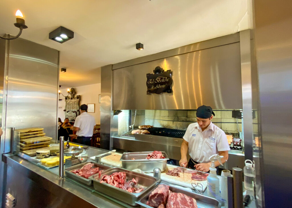 chef em cozinha de restaurante preparando pratos