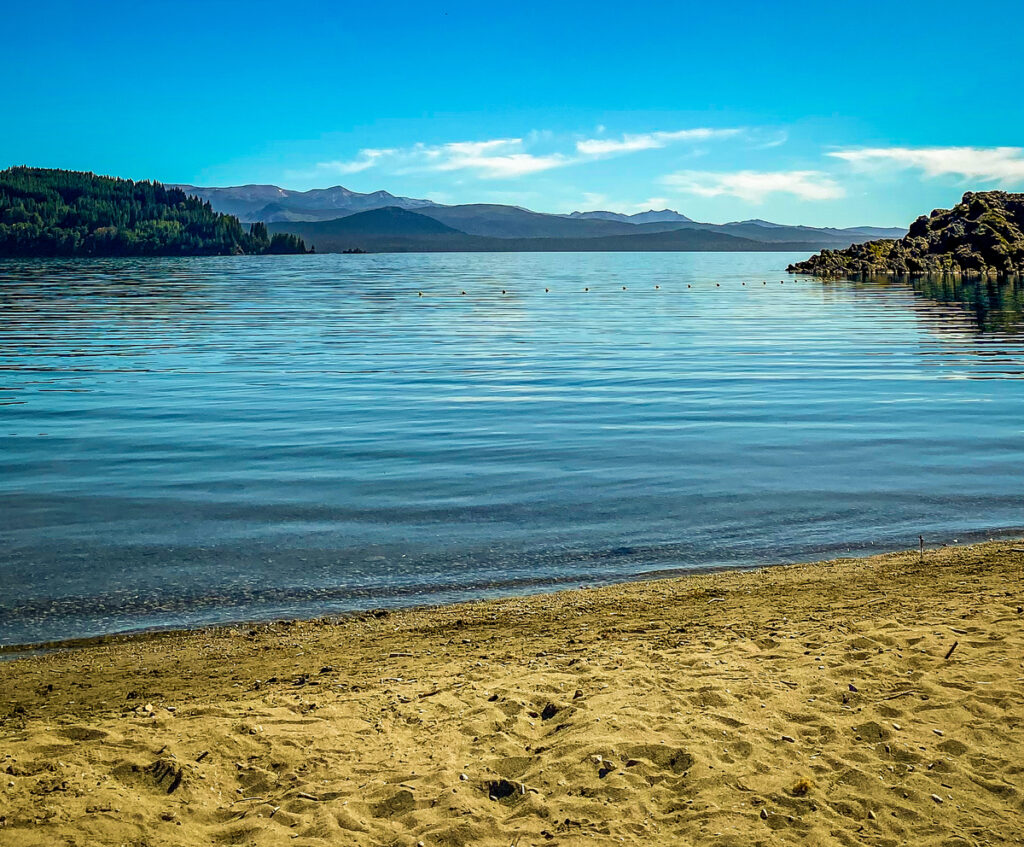 lago com  montanhas ao fundo