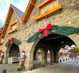 construção em arco da praça de bariloche com guirlanda de natal