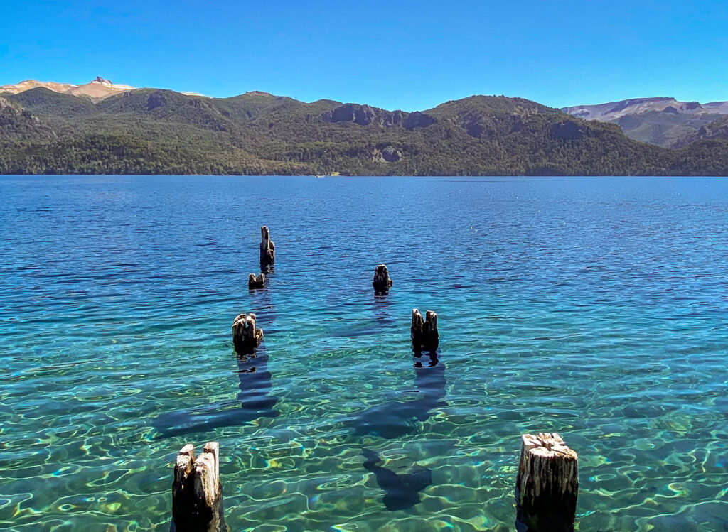 lago de tonalidades turquesas com montanha ao fundo