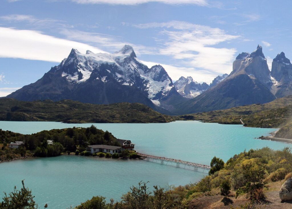 lago com montanha nevada ao fundo