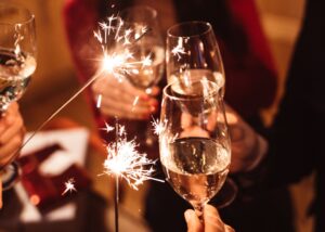 duas taças com velas comemorativas de ano novo