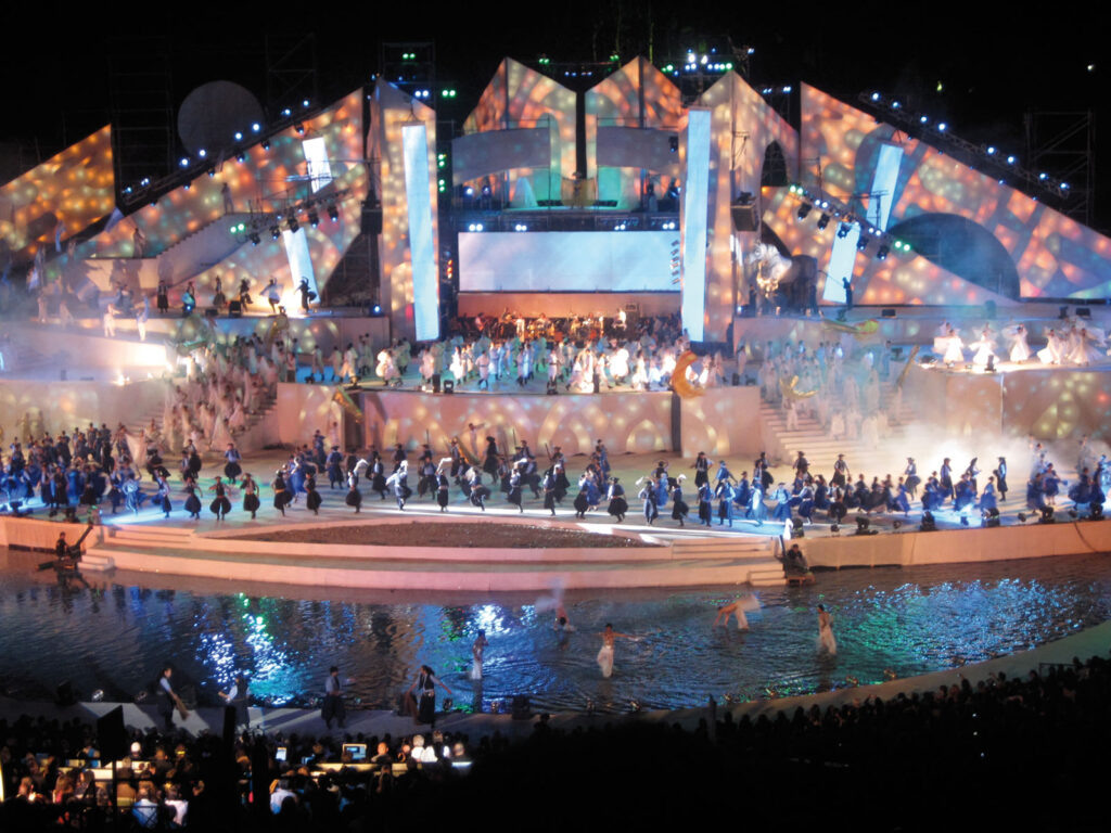 grande palco com apresentação de dança a noite