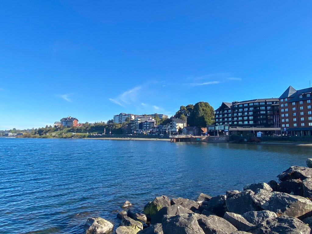 grande lago com hotéis e casinhas ao fundo