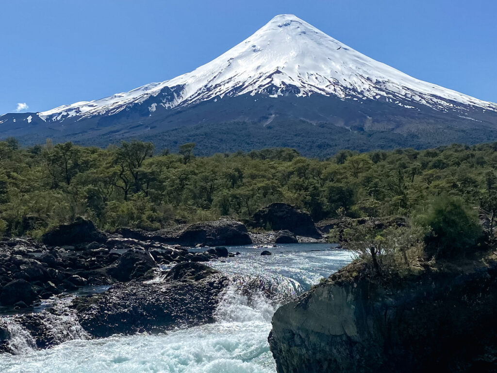 rio de correnteza dos saltos petrohué com vulcão osorno nevado ao fundo