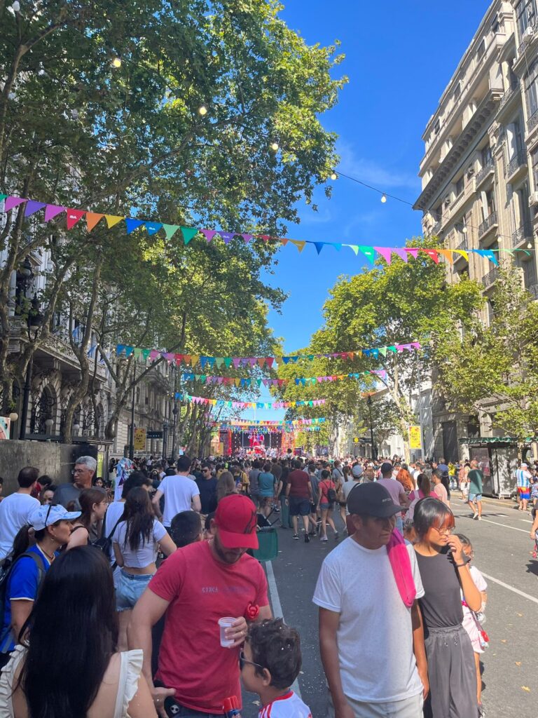 multidão em festa de rua do centro de buenos aires