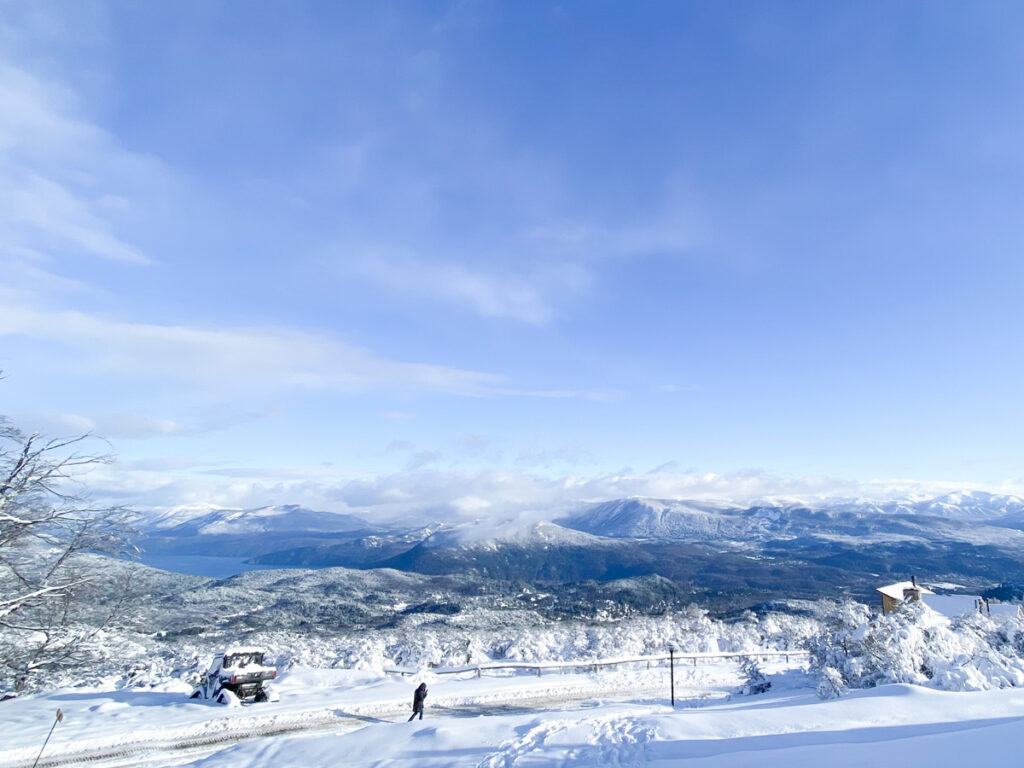 pista de neve com montanhas nevadas ao fundo