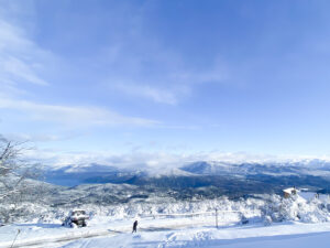 pista de neve com montanhas nevadas ao fundo
