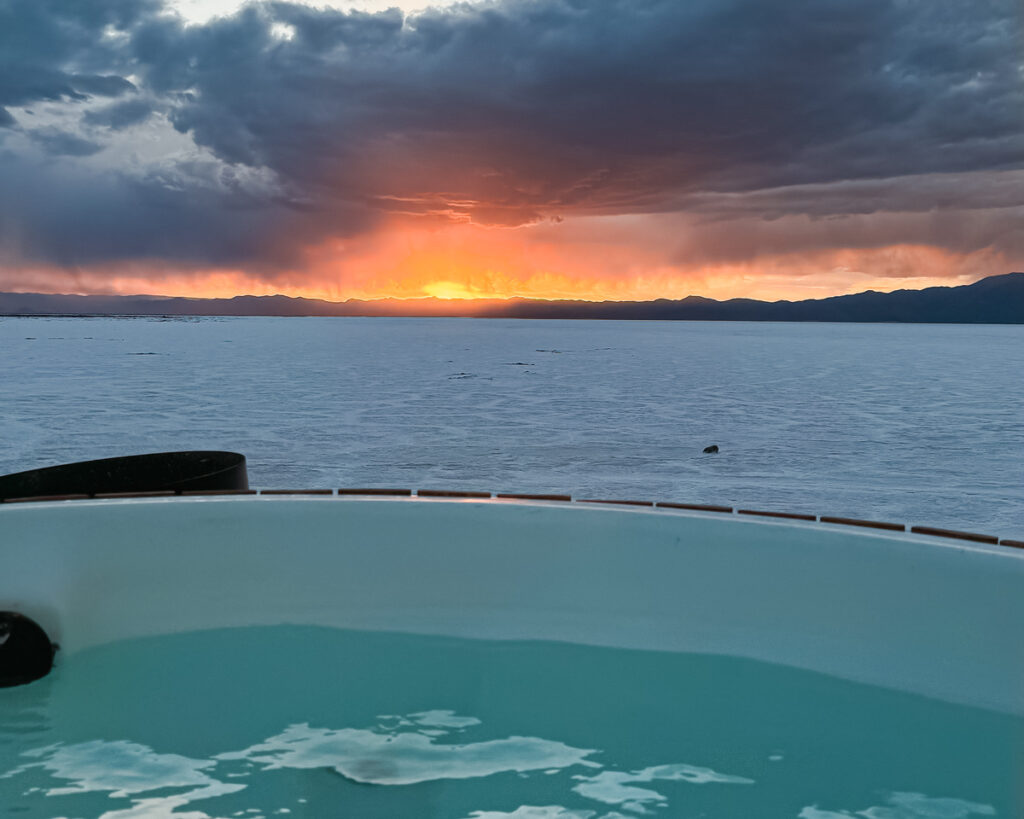 Nascer do sol em salina com piscina
