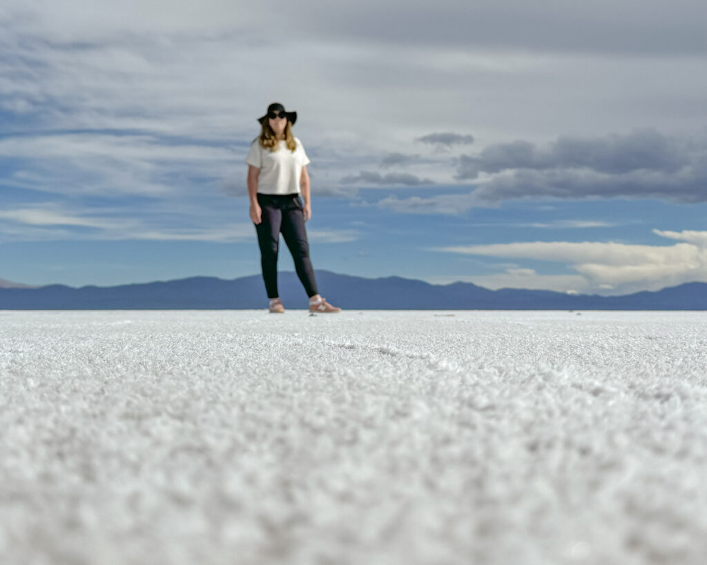 mulher em deserto de sal
