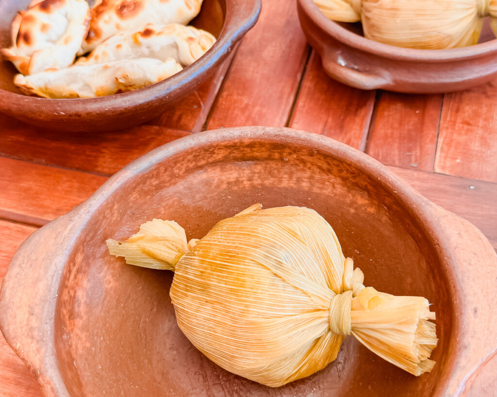 Comidas típicas em pratos de barro
