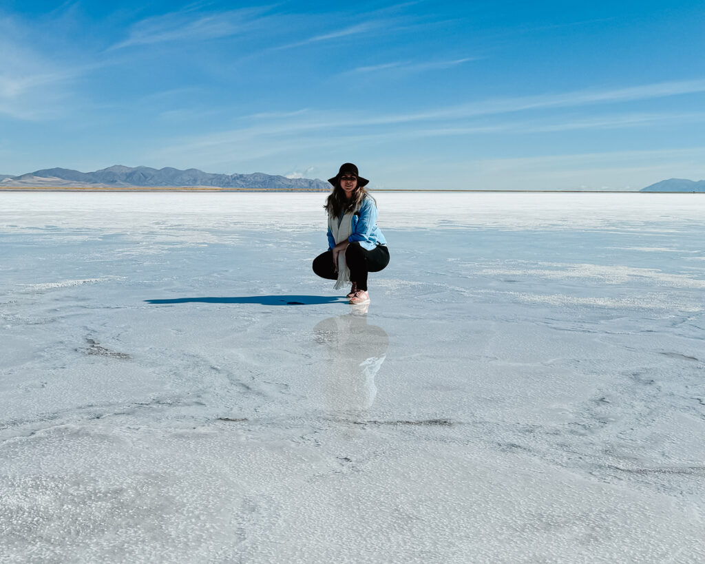 mulher abaixada em salar infinito