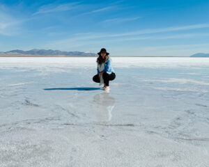 mulher abaixada em salar infinito