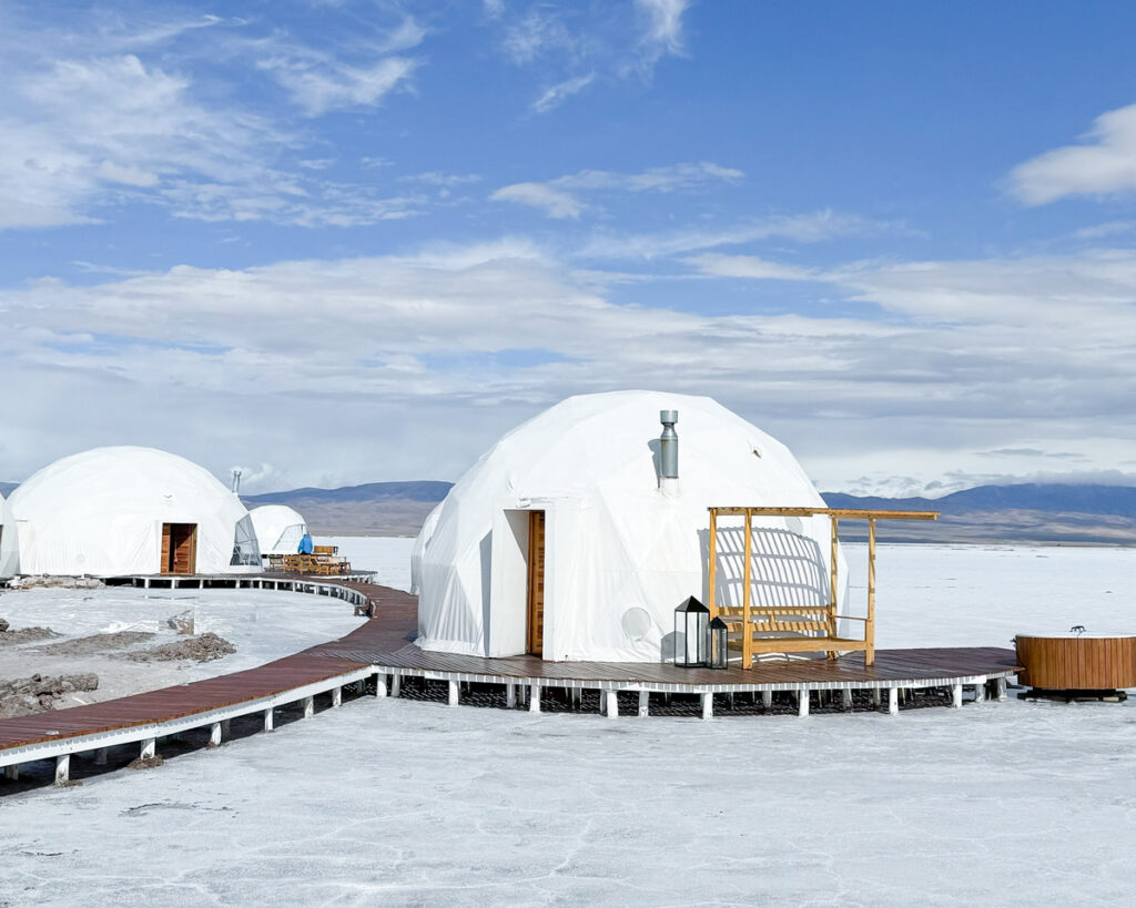 chalés tipo iglu em meio a salinas