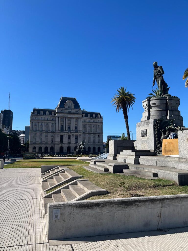 praça com prédio histórico ao fundo