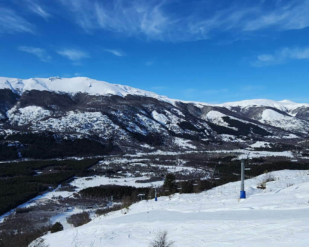 vista panorâmica de montanha com neve e lago