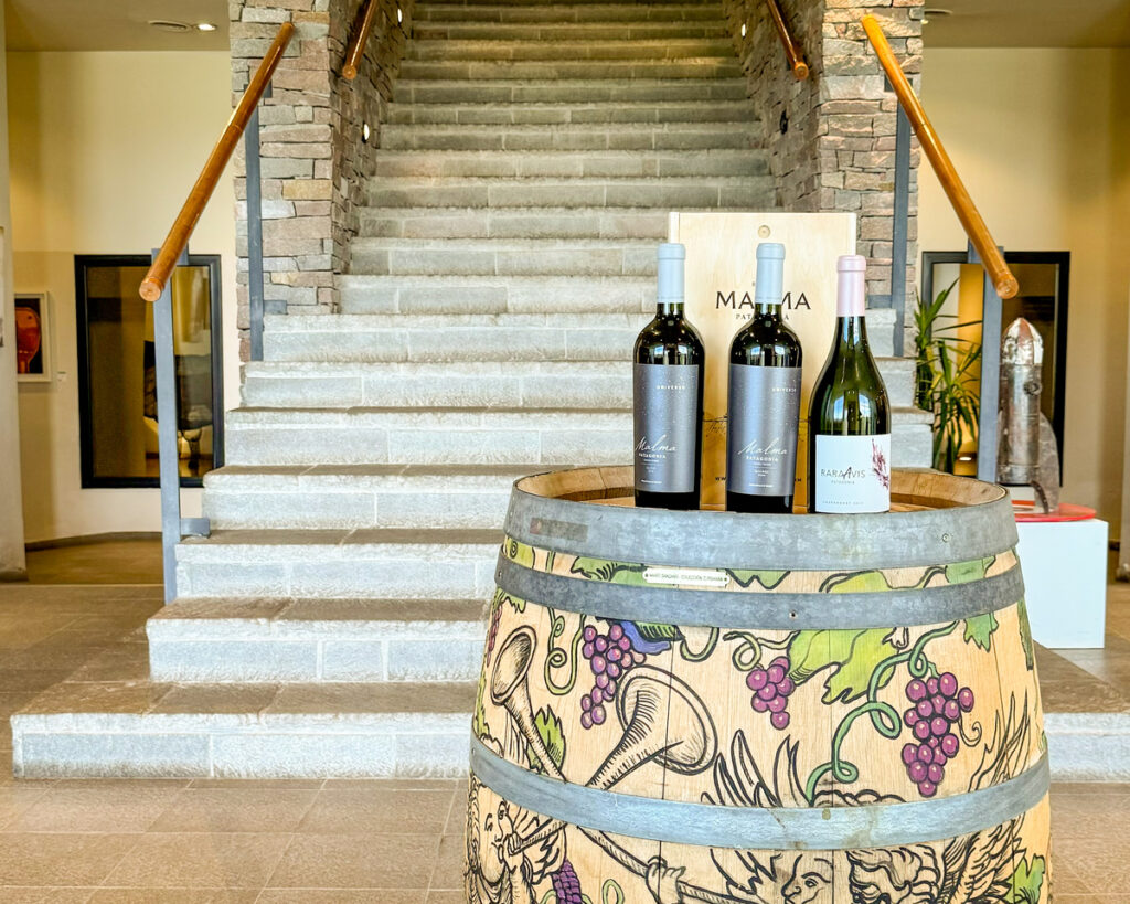 mesa com vinhos e escadaria ao fundo