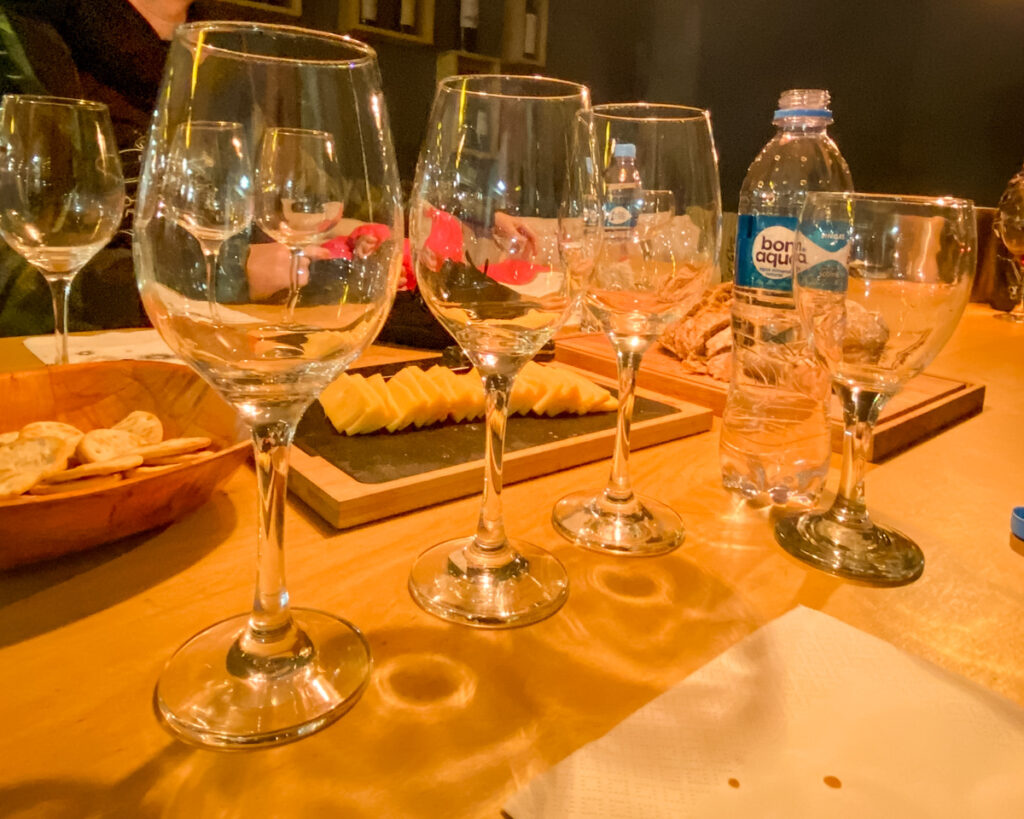 taças de vinho enfileiradas