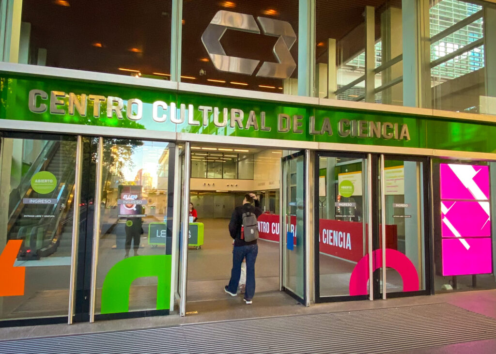 fachada de entrada de museu