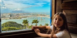 menina sentada com vista