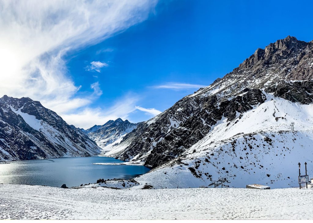 montanhas de neve com lago no meio