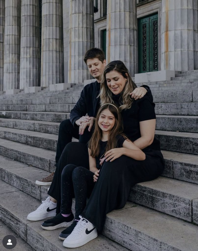 mãe, pai e menina em escadaria