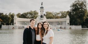 familia em frente a grande lago com monumento ao fundo