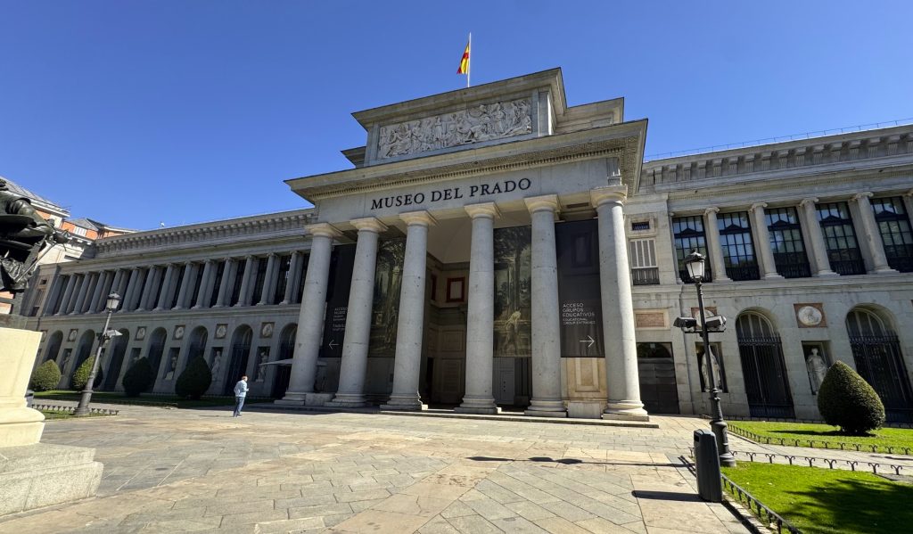 fachada com colunas do museu do prado