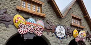 fachada de construção em bariloche decorada com tema de páscoa